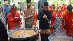 Warga Sumbar Masak 5 Ton Rendang untuk Korban Gempa NTT, 700 Kg Sudah Dikirim