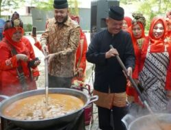 Warga Sumbar Masak 5 Ton Rendang untuk Korban Gempa NTT, 700 Kg Sudah Dikirim