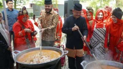 Warga Sumbar Masak 5 Ton Rendang untuk Korban Gempa NTT, 700 Kg Sudah Dikirim