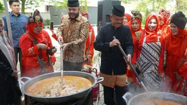 Warga Sumbar Masak 5 Ton Rendang untuk Korban Gempa NTT, 700 Kg Sudah Dikirim