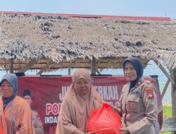 Jumat Berkah di Sembulang, Polwan Polresta Barelang Bagikan Beras dan Sembako