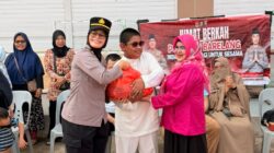 Jumat Berkah Polwan Polresta Barelang, Beras dan Sembako Dibagikan ke Warga Nongsa