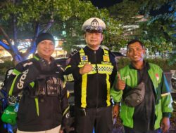 Malam Hari, Satlantas Sambangi Driver Gojek di Tengah Asap Karhutla