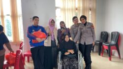 Polwan Polresta Barelang Bagikan Sembako kepada Penyandang Disabilitas