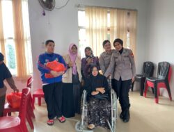Polwan Polresta Barelang Bagikan Sembako kepada Penyandang Disabilitas