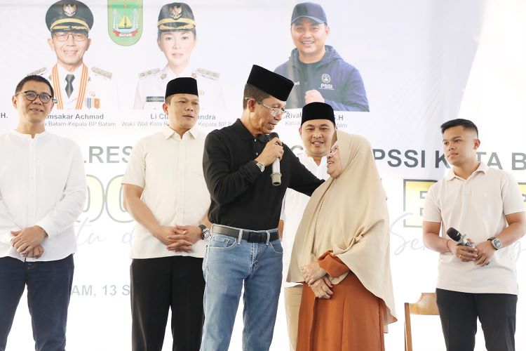 Amsakar dan Polresta Barelang Bagikan 1.000 Paket Beras untuk Warga Batam