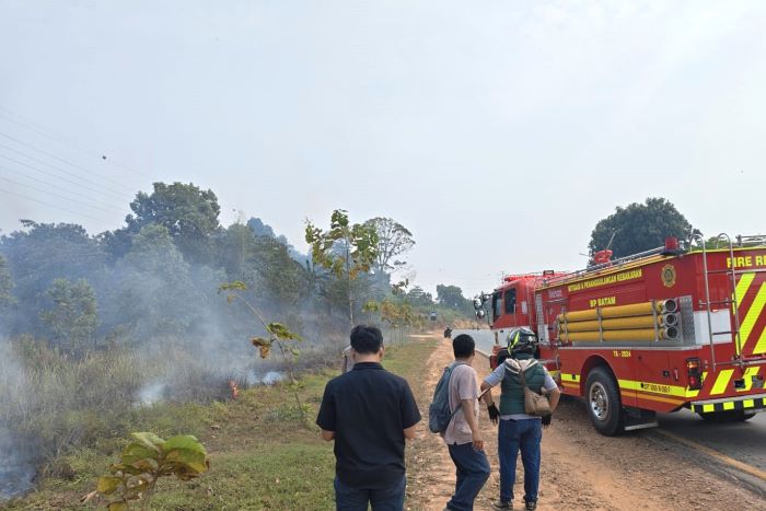 Nyaris Meluas! Kebakaran Lahan Kosong di Batam Kota Cepat Ditangani Polisi dan Damkar