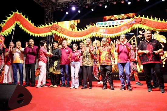 Amsakar dan Li Claudia Hadiri Puncak Mooncake Festival Batam, Ribuan Warga Tumpah Ruah di Bumi Indah