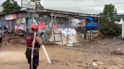 Banjir Bandang Solok Seret 2 Mobil, Ayah dan Anak Diduga Terjebak di Dalam Avanza