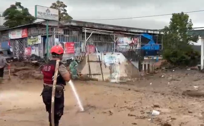 Banjir Bandang Solok Seret 2 Mobil, Ayah dan Anak Diduga Terjebak di Dalam Avanza
