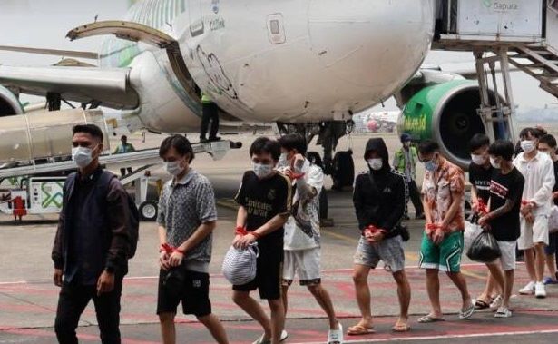 Terlibat Love Scamming di Batam, 40 WNA Vietnam Akhirnya Dideportasi dari Indonesia