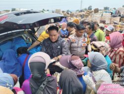 Polsek Nongsa dan Awak Media Bagikan 500 Nasi Kotak untuk Pekerja TPA Punggur