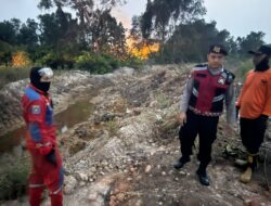 Semak Belukar Terbakar di Kampung Jabi, Polisi dan Damkar Padamkan Api