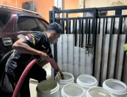 Warga Medio Raya Sagulung Kesulitan Air, Polisi Turun Distribusikan Air Bersih
