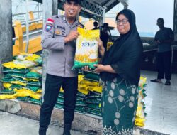 Beras Murah Diserbu Warga Pulau Terong, 500 Kg Ludes Terjual