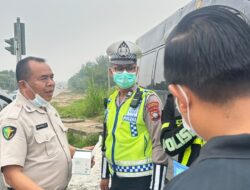 Sidokkes Polresta Barelang Bagikan Masker dan Vitamin di Tengah Polusi Udara Batam