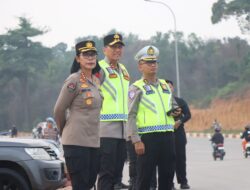 Kapolda dan Wakapolda Kepri Turun ke Jalan, Atur Lalu Lintas di Bundaran Kabil dan Taiwan