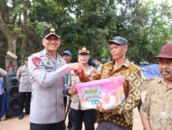 Kapolda Kepri Bagikan Sembako kepada Warga TPA Punggur