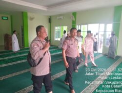 Polsek Sekupang Dekatkan Diri ke Warga Lewat Salat Jumat di Tiban