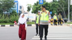 Kapolresta Barelang Bantu Siswa Menyeberang Jalan di Sungai Panas