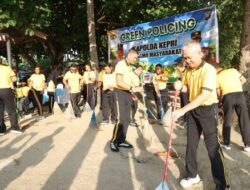Kapolda Kepri Pimpin Gotong Royong di Pantai Tok Anjang, Warga Diingatkan Jangan Buang Sampah ke Laut