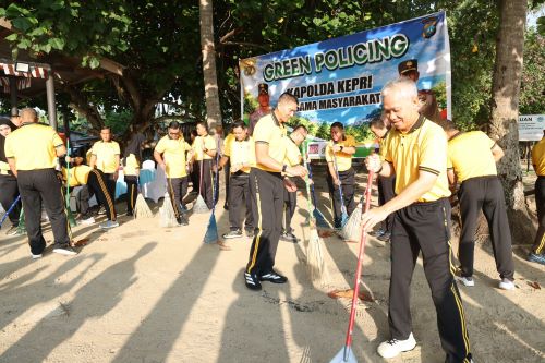 Kapolda Kepri Pimpin Gotong Royong di Pantai Tok Anjang, Warga Diingatkan Jangan Buang Sampah ke Laut
